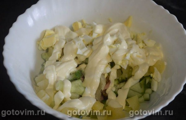 Салат из копченой курицы, ананасами и сухариками Салат из копченой курицы, ананасами и сухариками