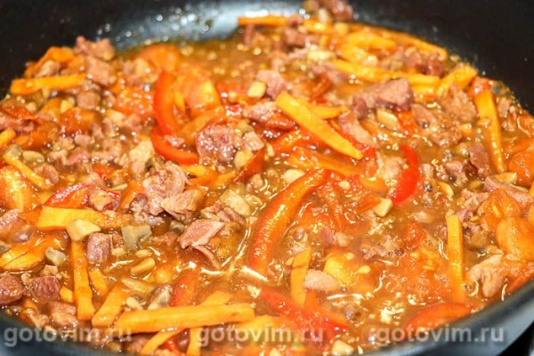 Яичная лапша с овощами и копченой индейкой