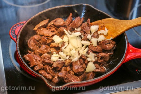 Бигус из квашеной капусты с сердечками индейки Бигус из квашеной капусты с сердечками индейки