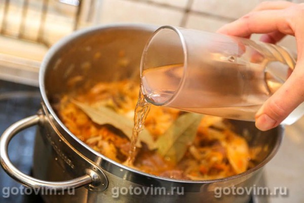 Бигус из квашеной капусты с сердечками индейки Бигус из квашеной капусты с сердечками индейки