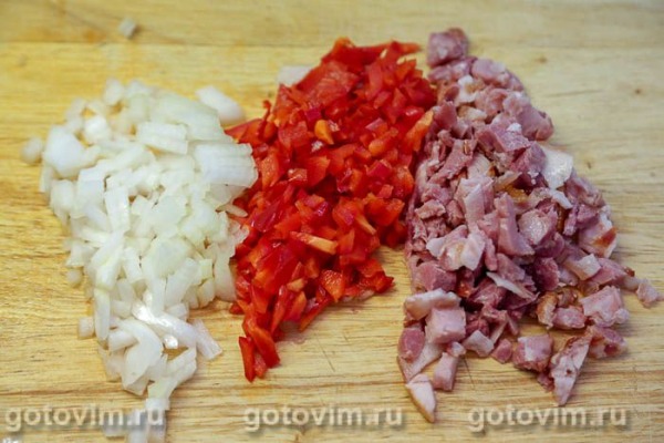 Мясные рулетики из фарша с жареным беконом и перцем Мясные рулетики из фарша с жареным беконом и перцем