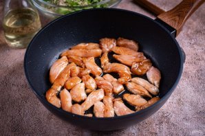 Салат с курицей и рукколой