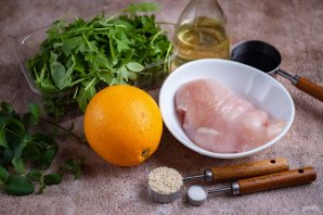 Салат с курицей и рукколой