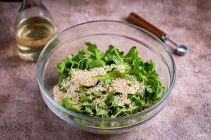 Салат с курицей и рукколой