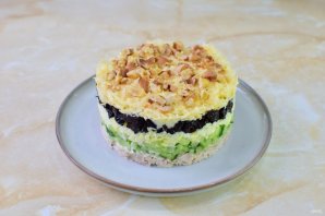 Салат из курицы и чернослива