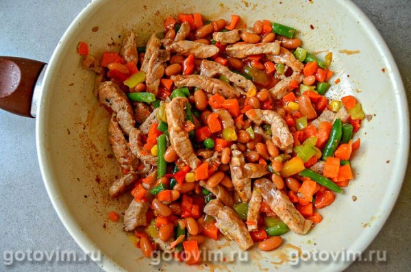 Лапша для бешбармака с мясом, овощами и фасолью Лапша для бешбармака с мясом, овощами и фасолью