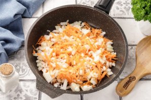 Салат "Обжорка" с колбасой