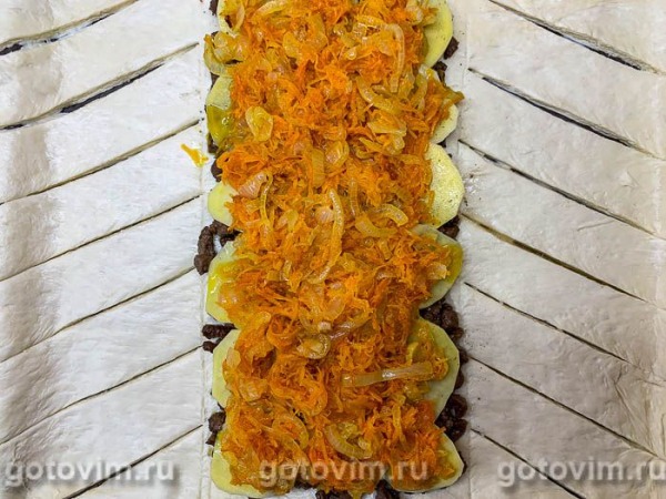 Пирог из слоеного теста с мясом, картофелем и морковью Пирог из слоеного теста с мясом, картофелем и морковью