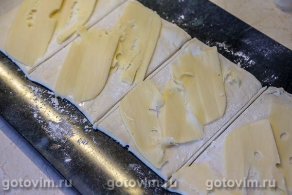 Лодочки из слоеного теста с ветчиной и сыром Лодочки из слоеного теста с ветчиной и сыром