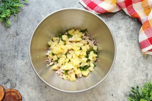 Салат с ананасами
