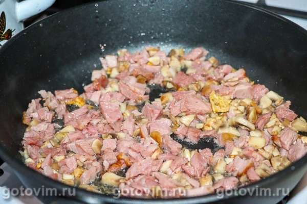 Яичная лапша с овощами и копченой индейкой