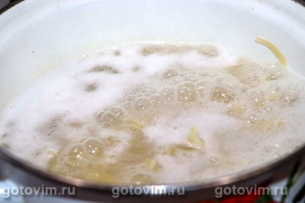 Яичная лапша с овощами и копченой индейкой