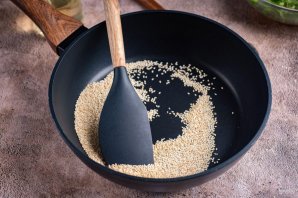 Салат с курицей и рукколой