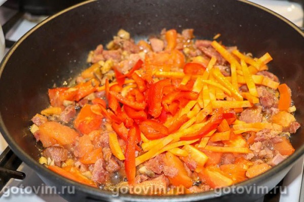 Яичная лапша с овощами и копченой индейкой
