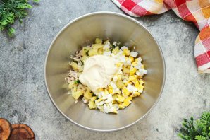 Салат с ананасами