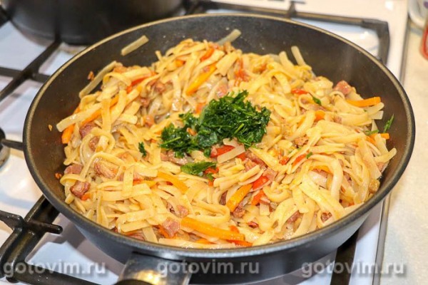 Яичная лапша с овощами и копченой индейкой