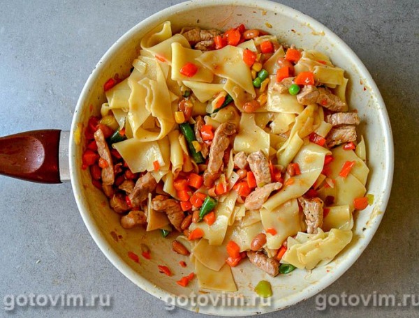Лапша для бешбармака с мясом, овощами и фасолью Лапша для бешбармака с мясом, овощами и фасолью