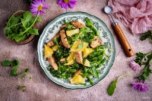 Салат с курицей и рукколой