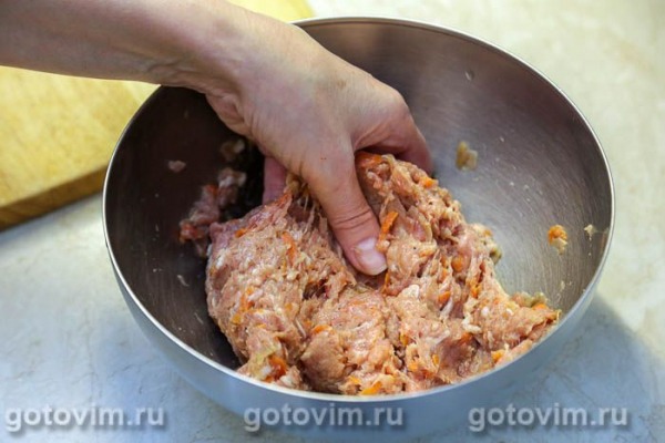 Мясные рулетики из фарша с жареным беконом и перцем Мясные рулетики из фарша с жареным беконом и перцем