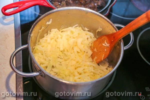 Бигус из квашеной капусты с сердечками индейки Бигус из квашеной капусты с сердечками индейки