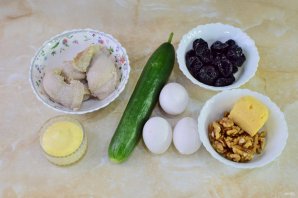 Салат из курицы и чернослива