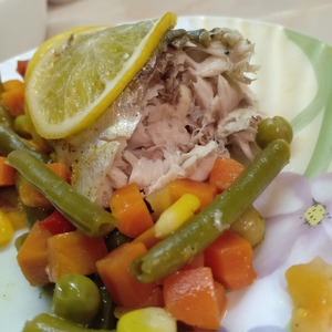 Скумбрия в фольге, запеченная с лимоном и овощами Скумбрия в фольге, запеченная с лимоном и овощами