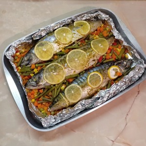 Скумбрия в фольге, запеченная с лимоном и овощами Скумбрия в фольге, запеченная с лимоном и овощами