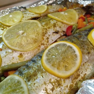 Скумбрия в фольге, запеченная с лимоном и овощами Скумбрия в фольге, запеченная с лимоном и овощами