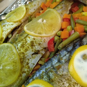 Скумбрия в фольге, запеченная с лимоном и овощами Скумбрия в фольге, запеченная с лимоном и овощами