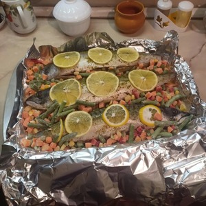 Скумбрия в фольге, запеченная с лимоном и овощами Скумбрия в фольге, запеченная с лимоном и овощами