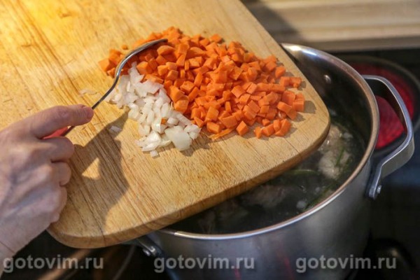 Суп мясной с перловкой и стручковой фасолью