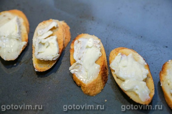 Брускетта с камамбером и клюквой