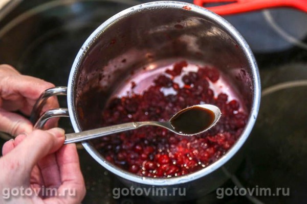 Брускетта с камамбером и клюквой