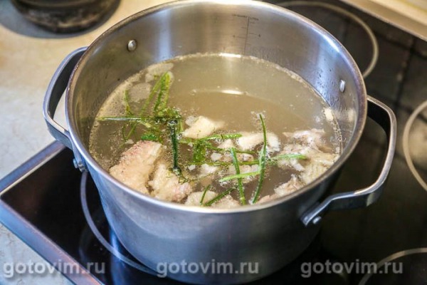 Суп мясной с перловкой и стручковой фасолью