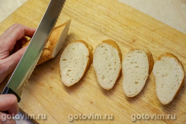 Брускетта с камамбером и клюквой