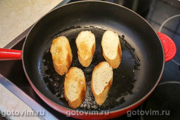 Брускетта с камамбером и клюквой