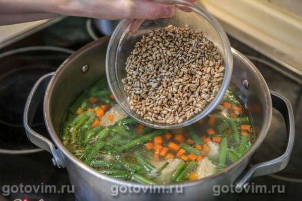 Суп мясной с перловкой и стручковой фасолью