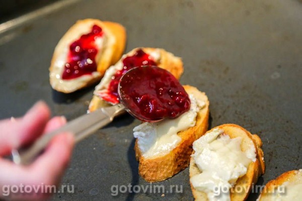 Брускетта с камамбером и клюквой