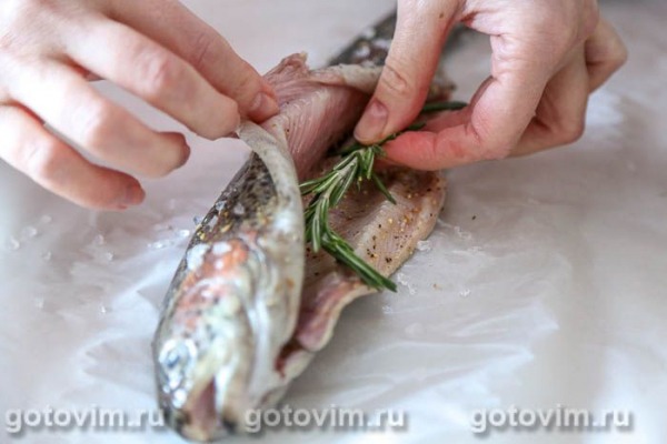 Форель, запеченная с морской солью в пергаменте