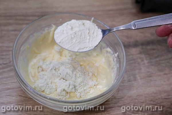 Творожная запеканка с черной смородиной в микроволновке