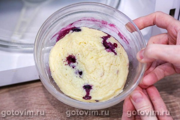 Творожная запеканка с черной смородиной в микроволновке