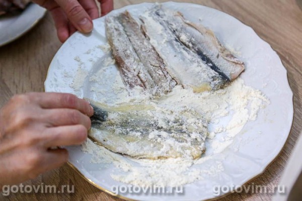 Филе салаки в яйце и муке, жаренное в мультиварке
