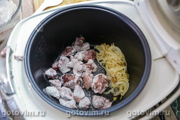 Куриная печень с яблоками, луком и сметаной в мультиварке