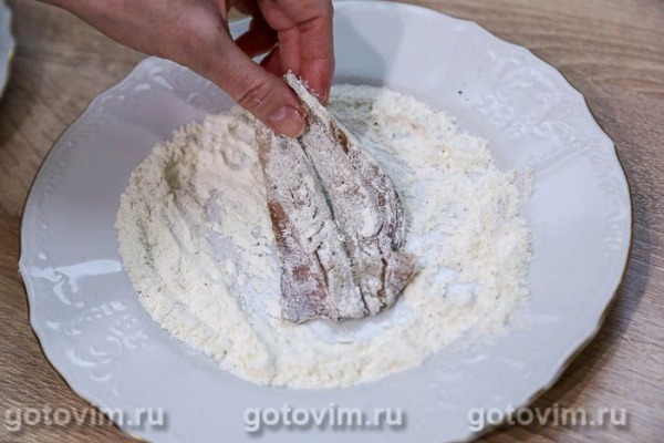 Филе салаки в яйце и муке, жаренное в мультиварке