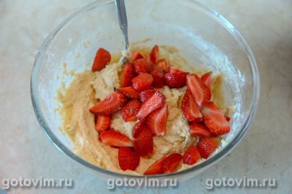Творожный кекс с клубникой