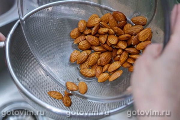 Солёный миндаль с розмарином в микроволновке