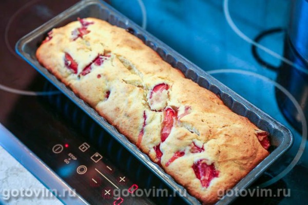 Творожный кекс с клубникой