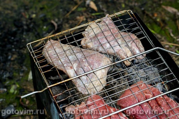 Стейки из говядины на мангале, маринованные в йогурте