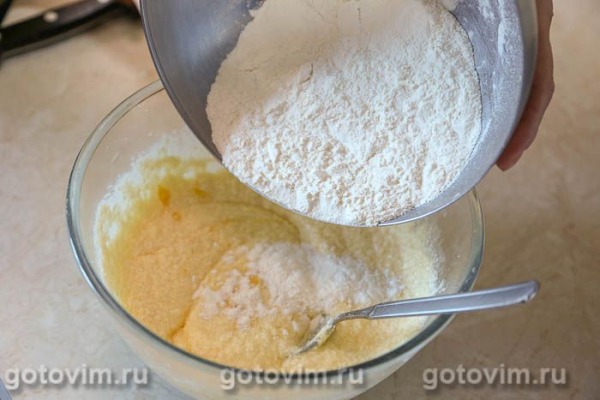 Творожный кекс с клубникой