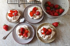 Безе с клубникой
